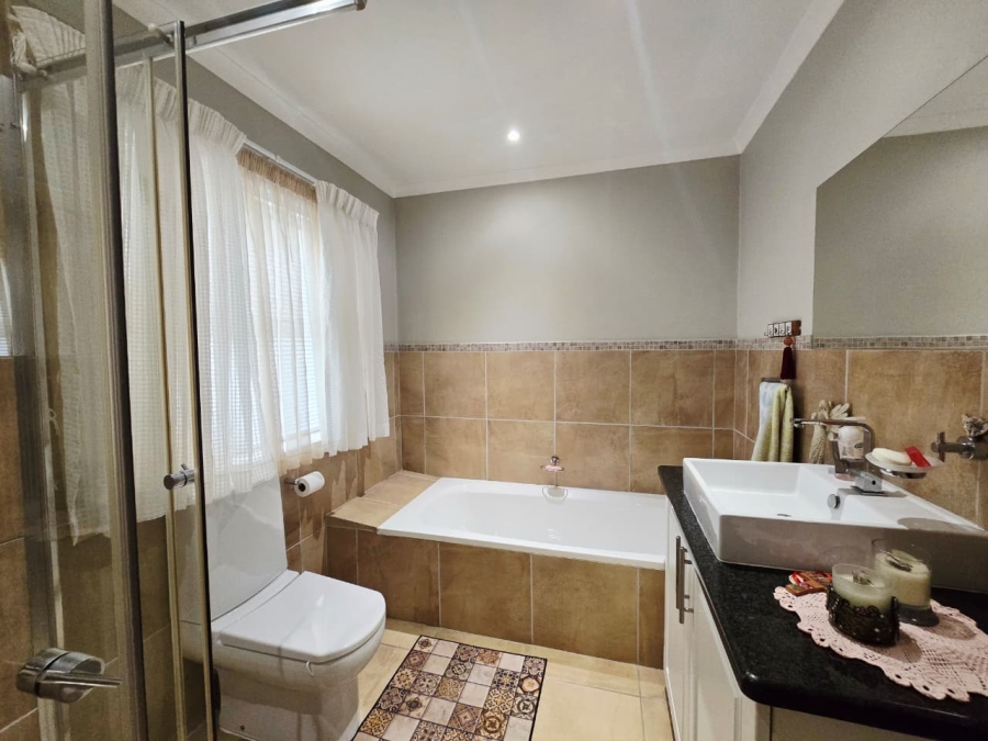 3 Bedroom Property for Sale in Kingswood Golf Estate Western Cape